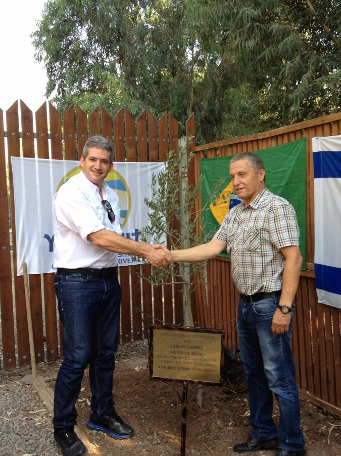 Em 2012 o ministério do turismo de ISRAEL prestou uma homenagem ao diretor Carlos Caprice, plantando uma oliveira com o seu nome nas margens do RIO JORDÃO